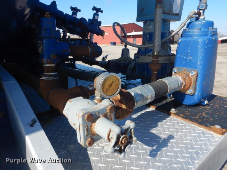 image for item GF9048 2002 International 4300 propane truck