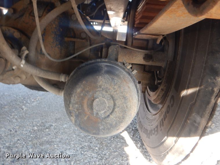 image for item GF9048 2002 International 4300 propane truck