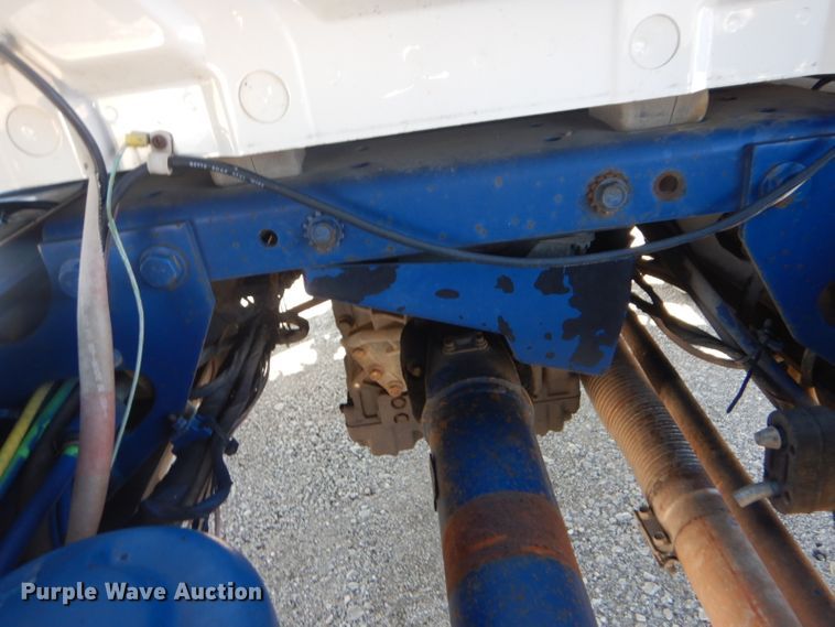 image for item GF9048 2002 International 4300 propane truck