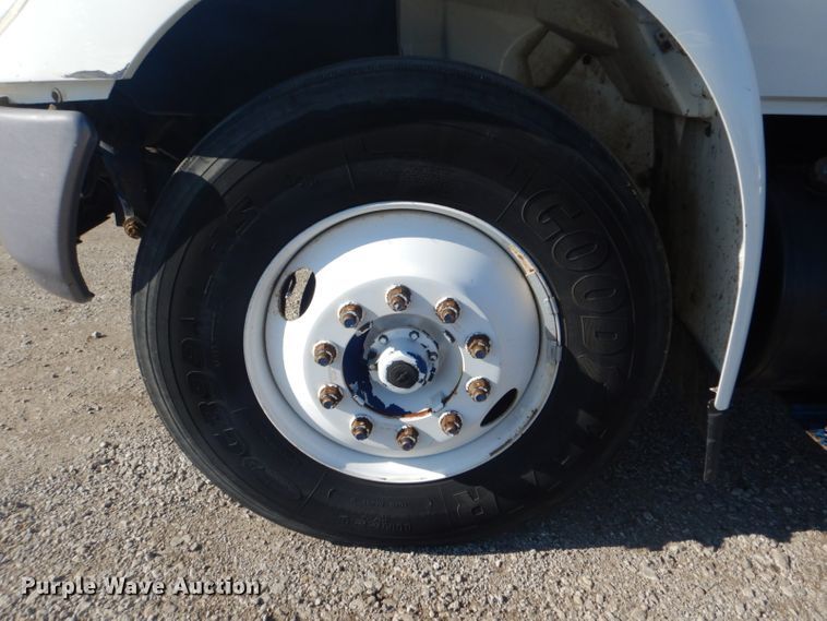 image for item GF9048 2002 International 4300 propane truck