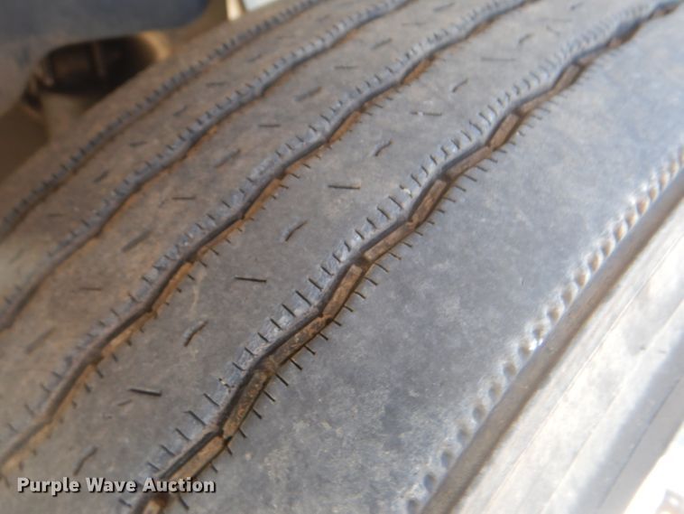 image for item GF9048 2002 International 4300 propane truck