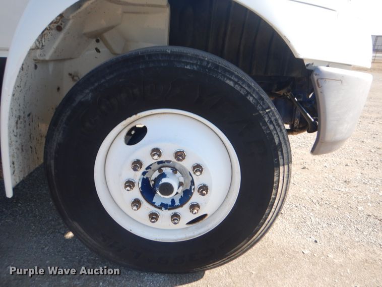 image for item GF9048 2002 International 4300 propane truck