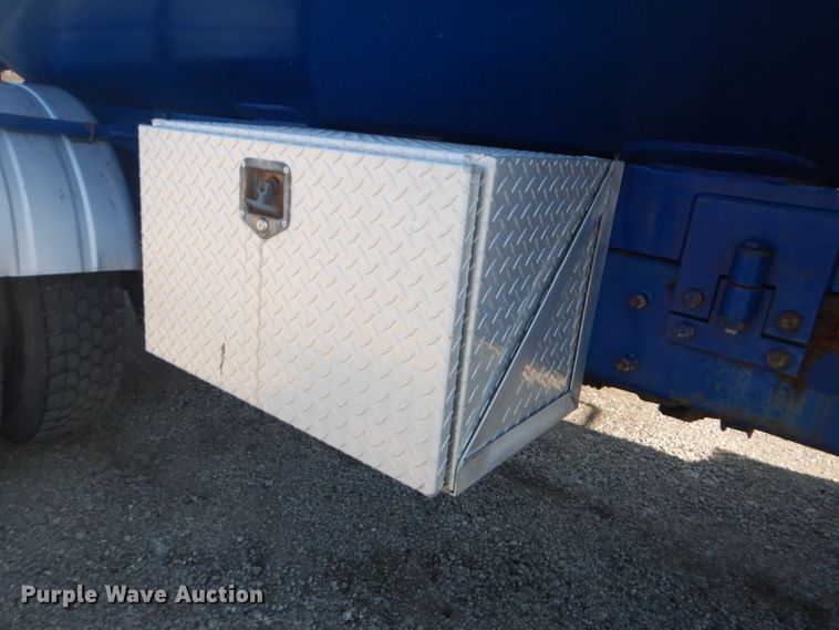 image for item GF9048 2002 International 4300 propane truck