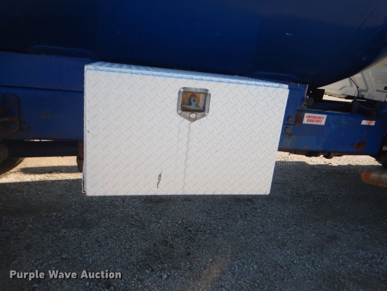 image for item GF9048 2002 International 4300 propane truck