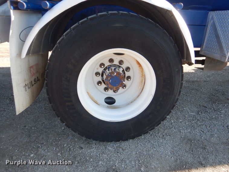 image for item GF9048 2002 International 4300 propane truck