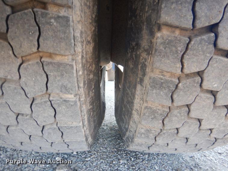 image for item GF9048 2002 International 4300 propane truck