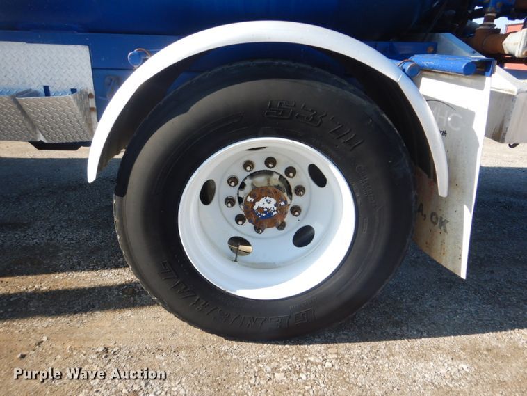 image for item GF9048 2002 International 4300 propane truck