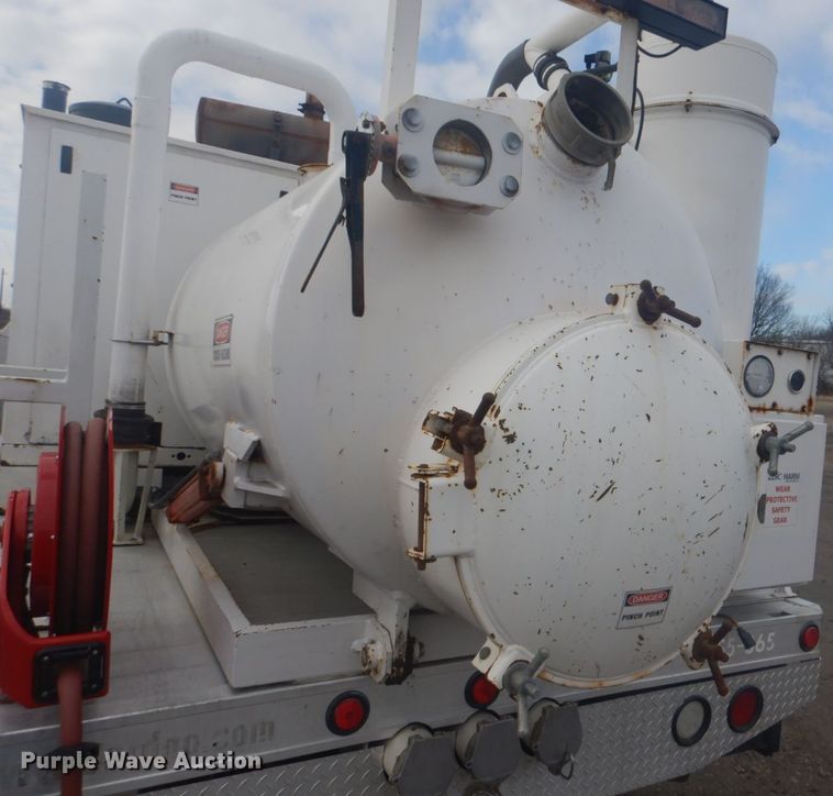 image for item GF9056 2010 Ford F550 hydrovac truck