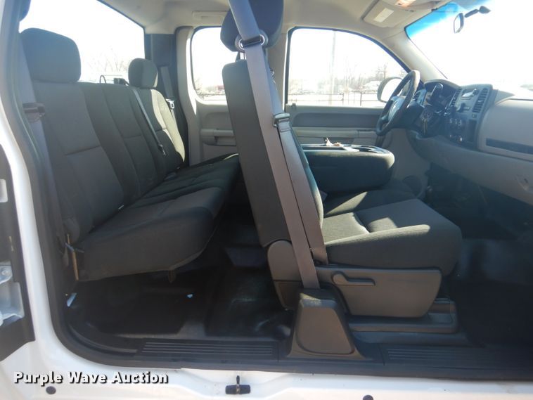 image for item GF9060 2013 Chevrolet Silverado 2500HD Ext. Cab pickup truck