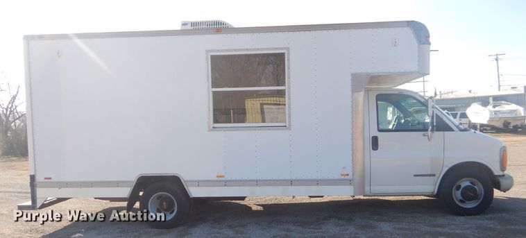 image for item GG9531 2000 GMC Savana G3500 box truck