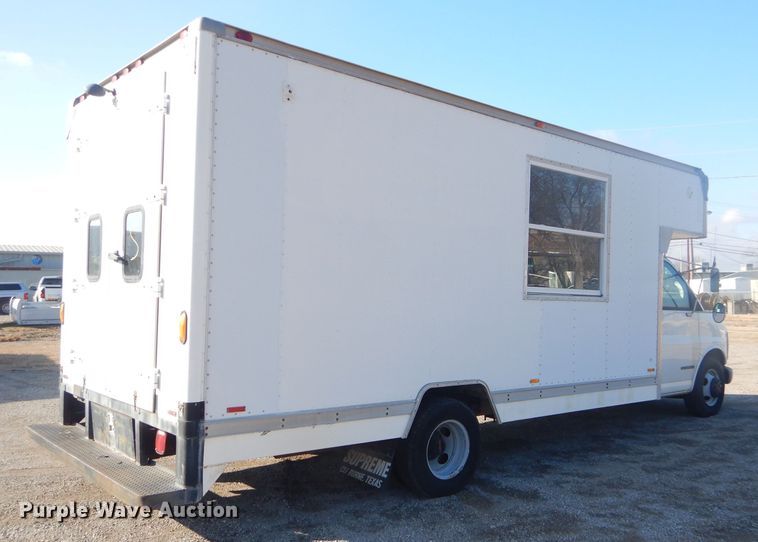 image for item GG9531 2000 GMC Savana G3500 box truck