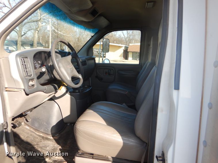image for item GG9531 2000 GMC Savana G3500 box truck