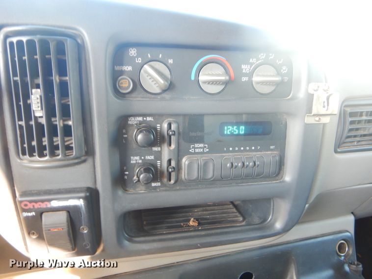 image for item GG9531 2000 GMC Savana G3500 box truck