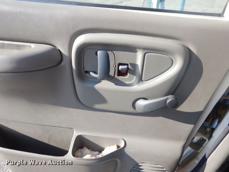 image for item GG9531 2000 GMC Savana G3500 box truck