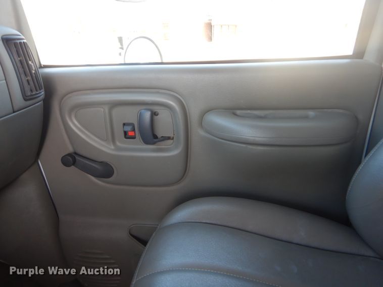 image for item GG9531 2000 GMC Savana G3500 box truck