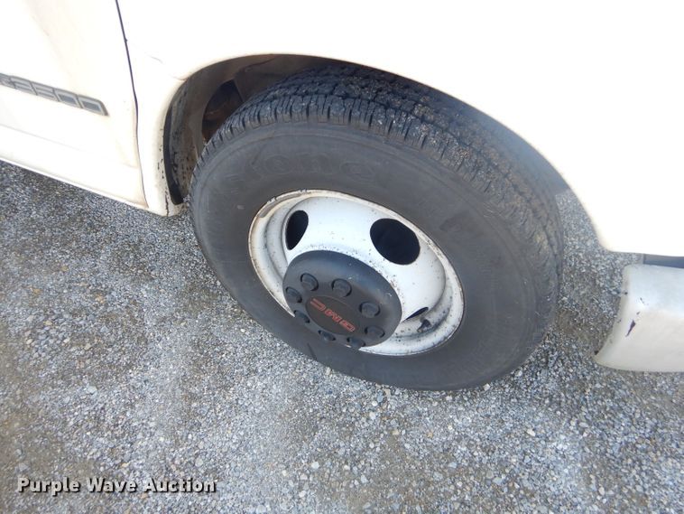 image for item GG9531 2000 GMC Savana G3500 box truck