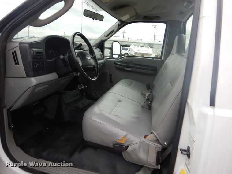 image for item GG9533 2006 Ford F450 Super Duty XL bucket truck