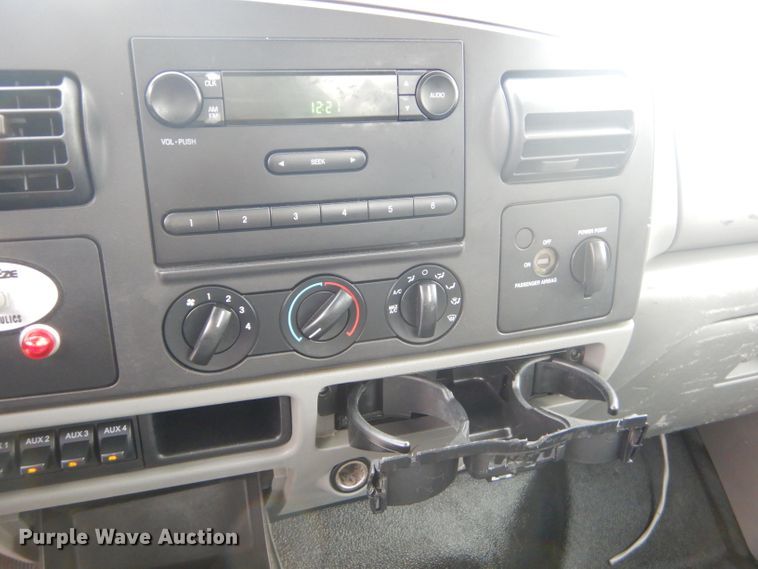 image for item GG9533 2006 Ford F450 Super Duty XL bucket truck