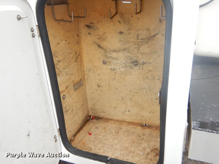 image for item GG9533 2006 Ford F450 Super Duty XL bucket truck