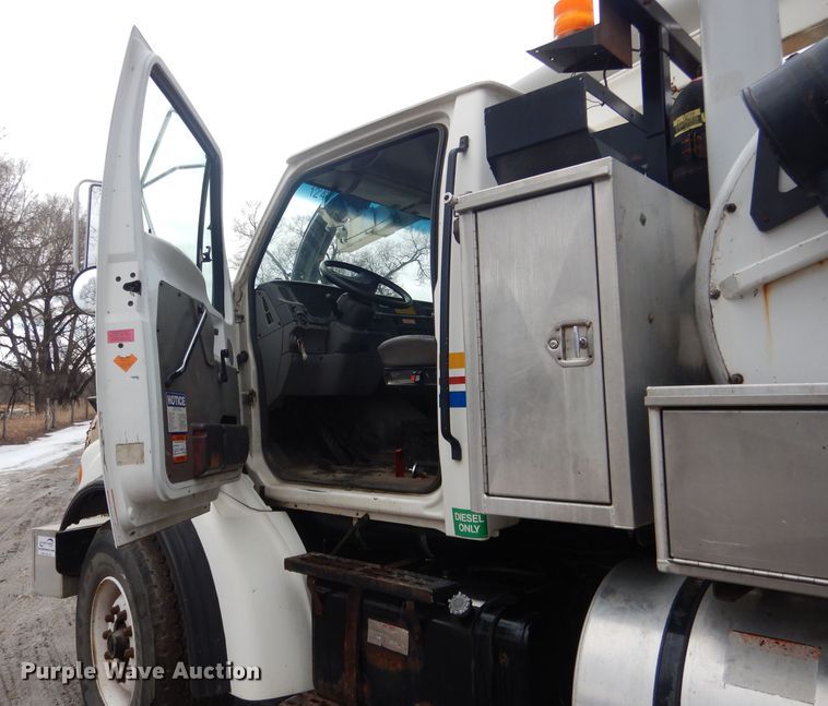 image for item DG5895 1999 Sterling LT7501 hydrovac truck