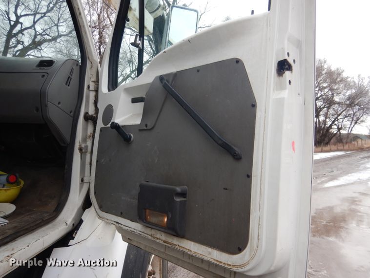 image for item DG5895 1999 Sterling LT7501 hydrovac truck