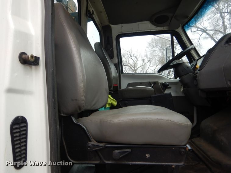 image for item DG5895 1999 Sterling LT7501 hydrovac truck