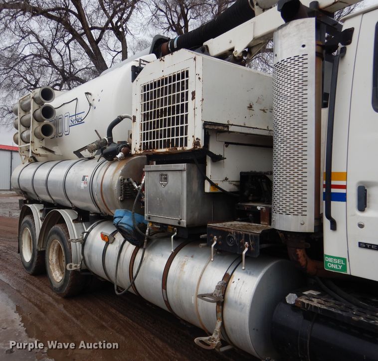 image for item DG5895 1999 Sterling LT7501 hydrovac truck