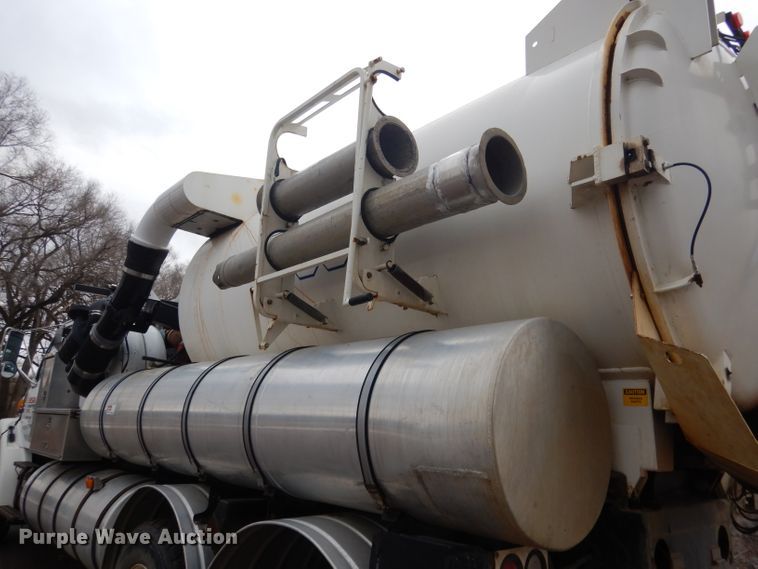 image for item DG5895 1999 Sterling LT7501 hydrovac truck