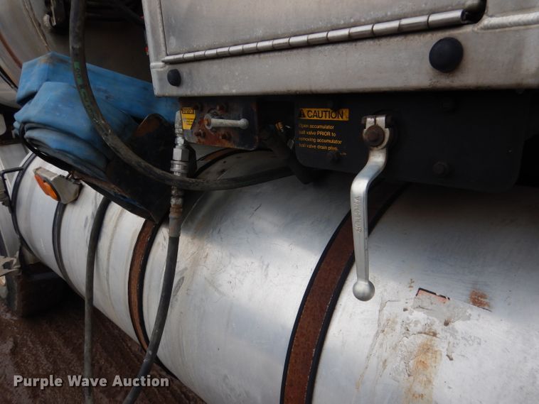 image for item DG5895 1999 Sterling LT7501 hydrovac truck