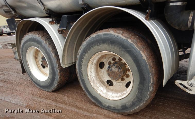 image for item DG5895 1999 Sterling LT7501 hydrovac truck