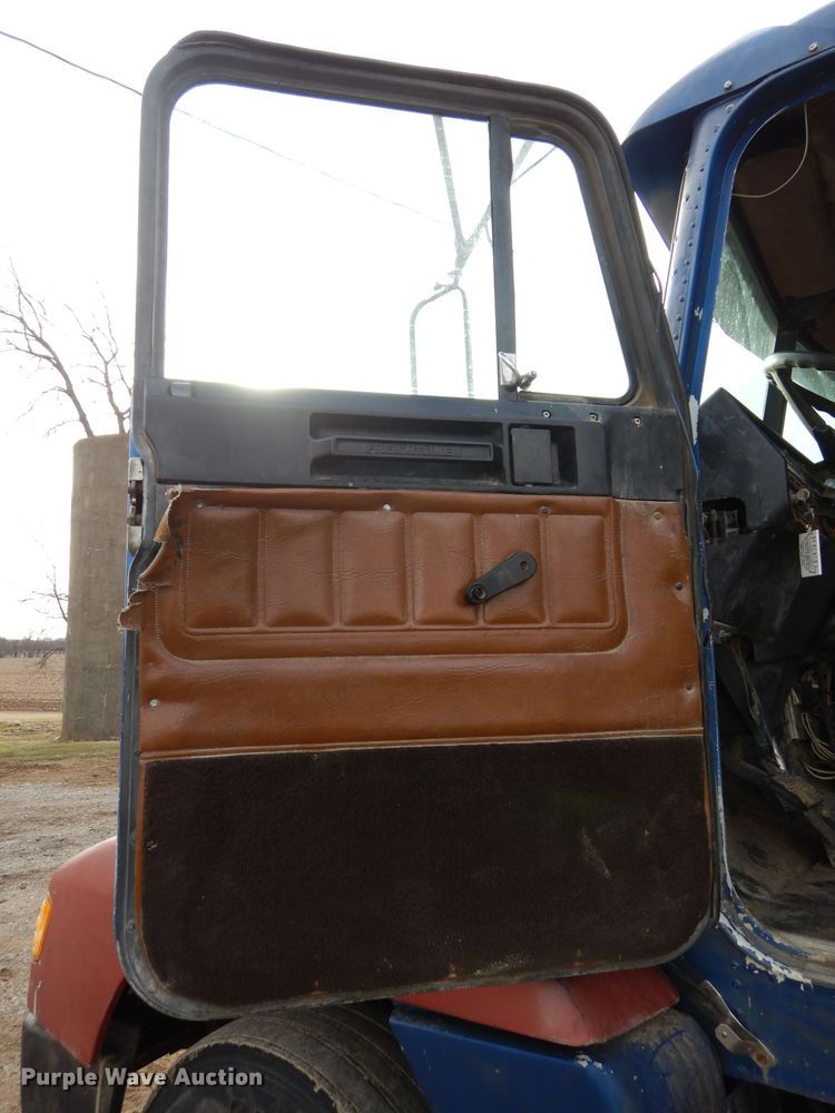 image for item DH3697 1990 Freightliner FLD dump truck