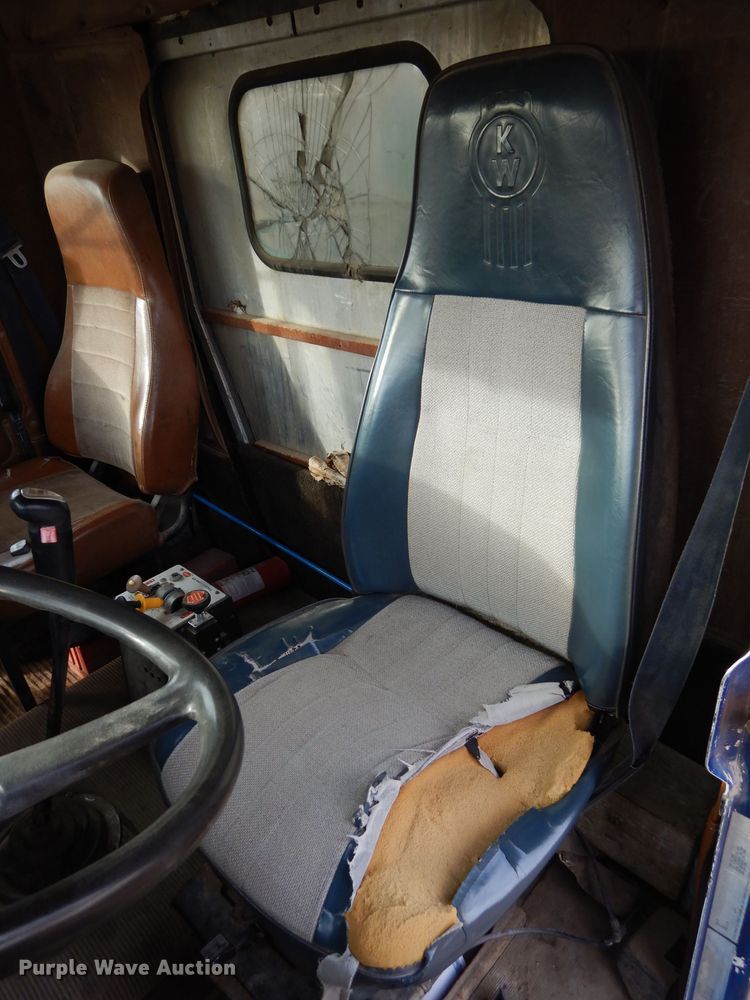 image for item DH3697 1990 Freightliner FLD dump truck