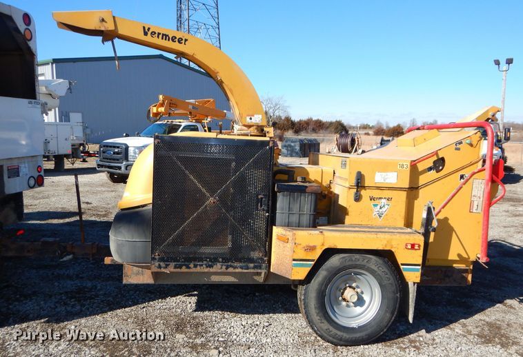 image for item DH4343 2004 Vermeer BC1400XL wood chipper