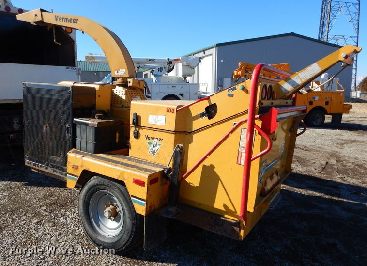 image for item DH4343 2004 Vermeer BC1400XL wood chipper