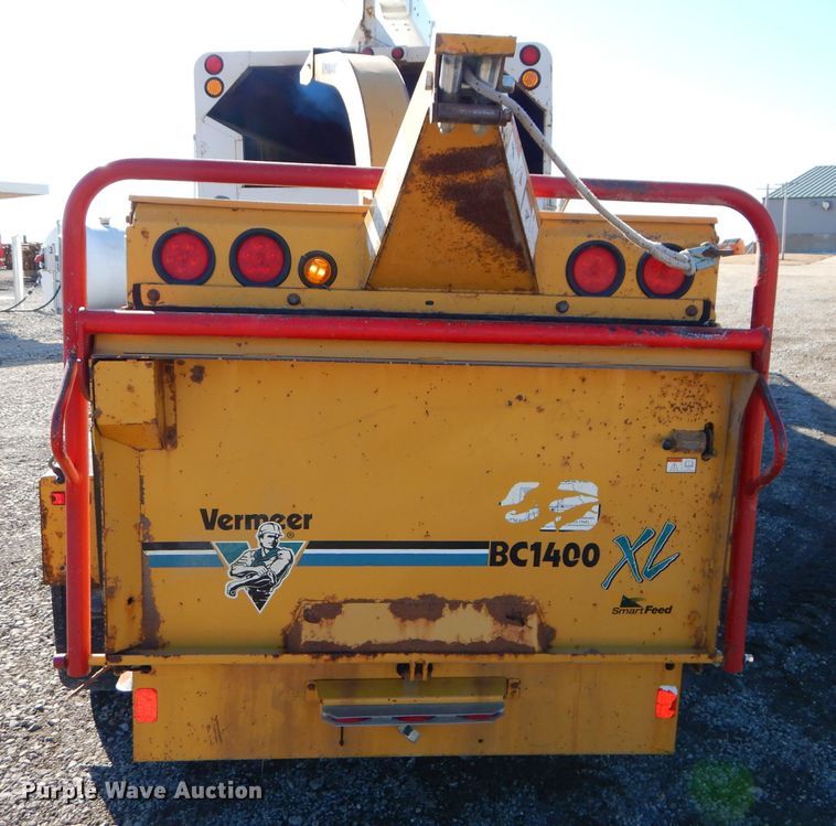 image for item DH4343 2004 Vermeer BC1400XL wood chipper