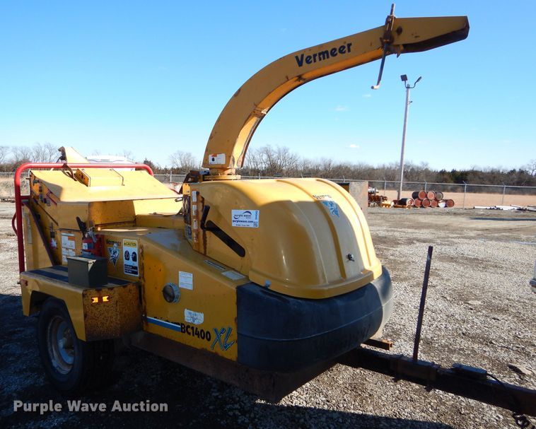 image for item DH4343 2004 Vermeer BC1400XL wood chipper