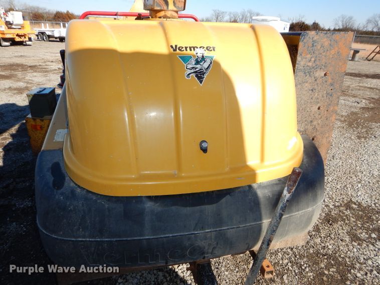 image for item DH4343 2004 Vermeer BC1400XL wood chipper