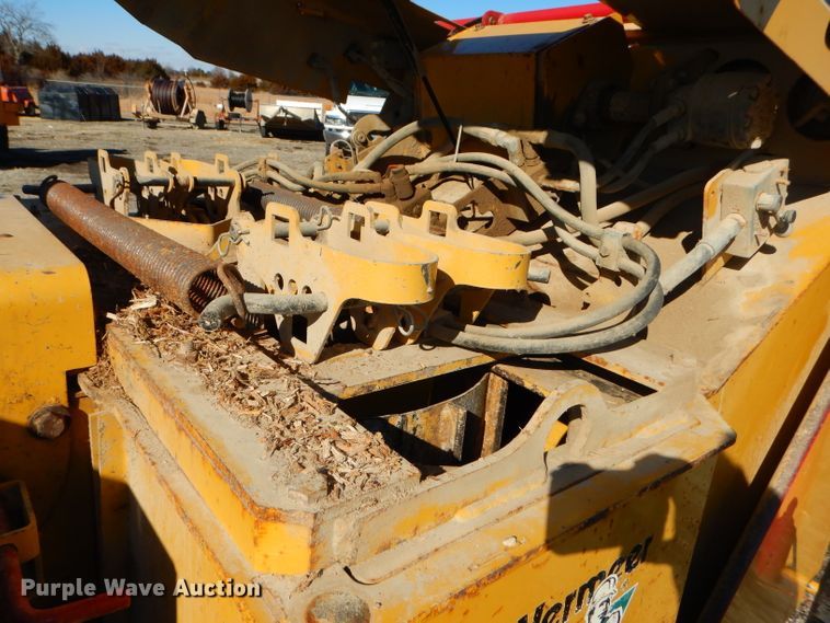 image for item DH4343 2004 Vermeer BC1400XL wood chipper