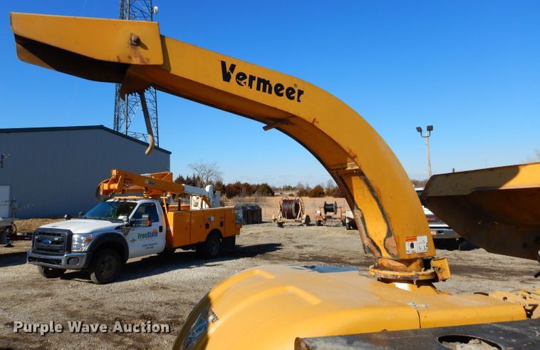image for item DH4343 2004 Vermeer BC1400XL wood chipper