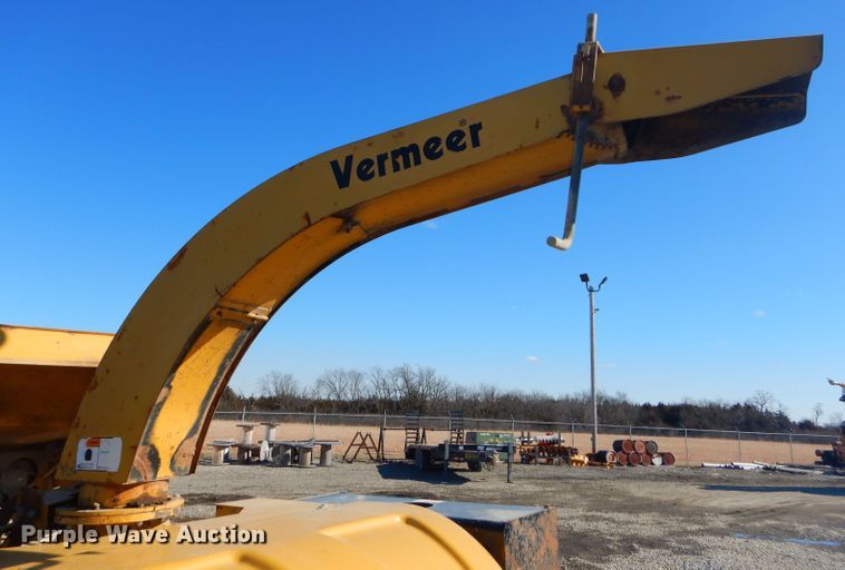 image for item DH4343 2004 Vermeer BC1400XL wood chipper