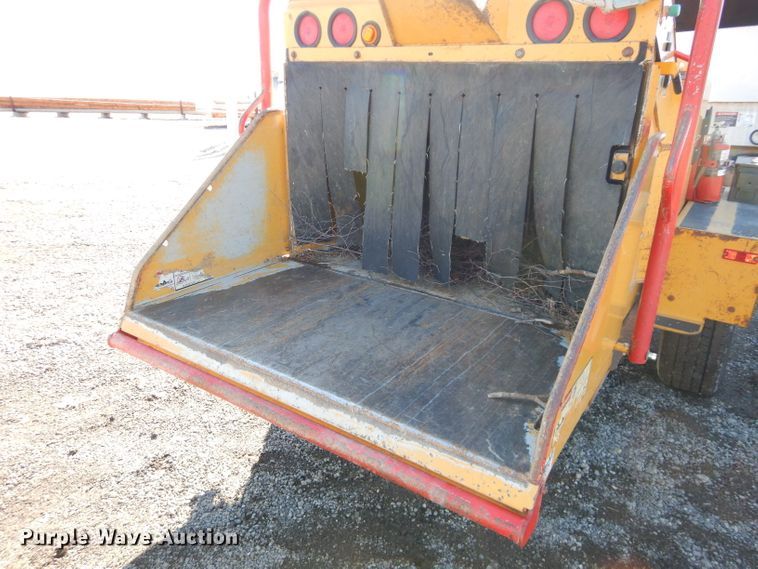 image for item DH4343 2004 Vermeer BC1400XL wood chipper