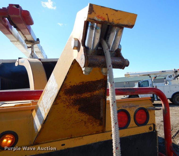 image for item DH4343 2004 Vermeer BC1400XL wood chipper