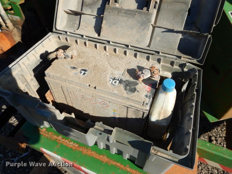 image for item DH4347 1998 Brush Bandit 250XP wood chipper