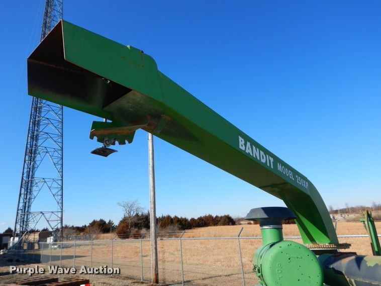 image for item DH4347 1998 Brush Bandit 250XP wood chipper