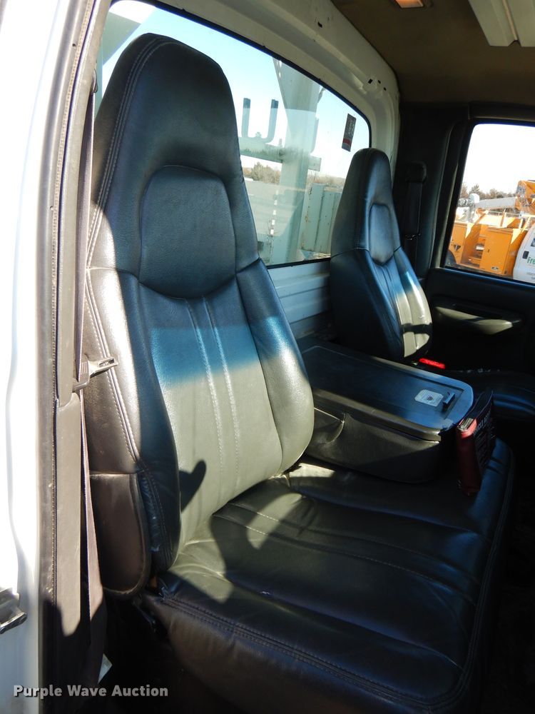 image for item DH4349 2006 Chevrolet C7500 bucket truck