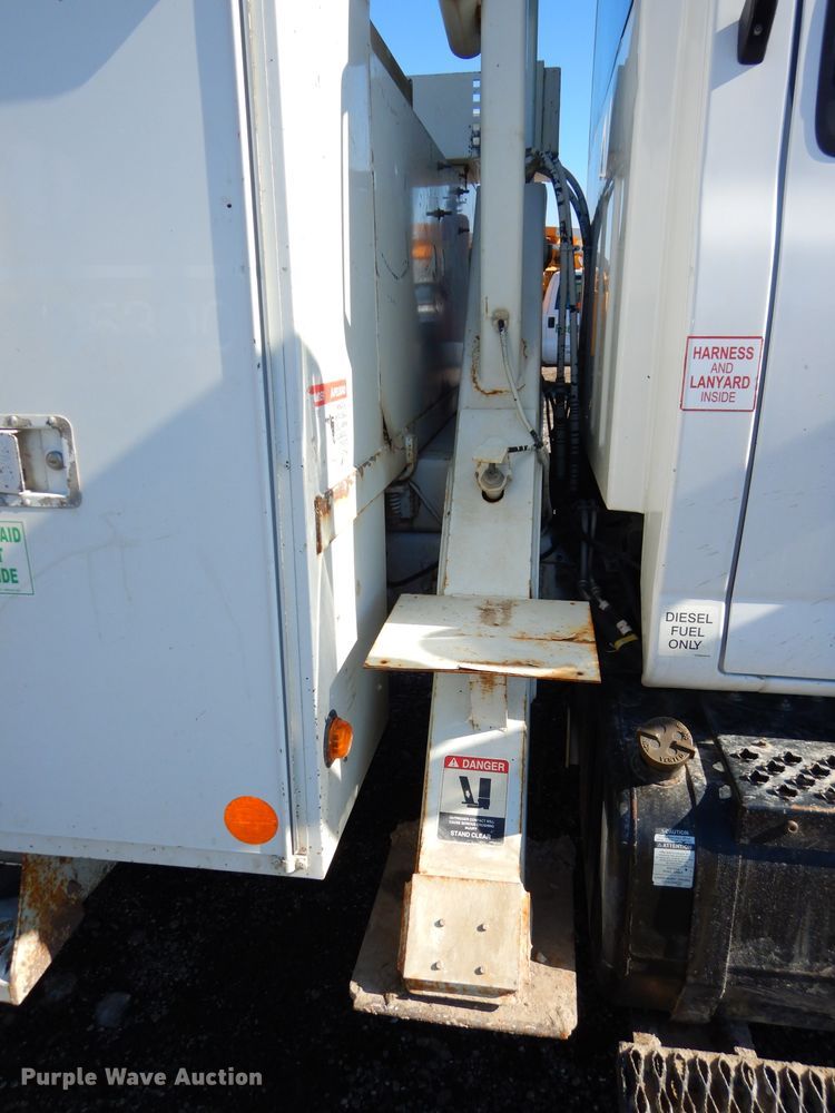 image for item DH4349 2006 Chevrolet C7500 bucket truck