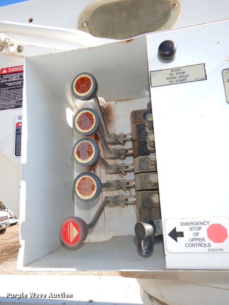 image for item DH4349 2006 Chevrolet C7500 bucket truck