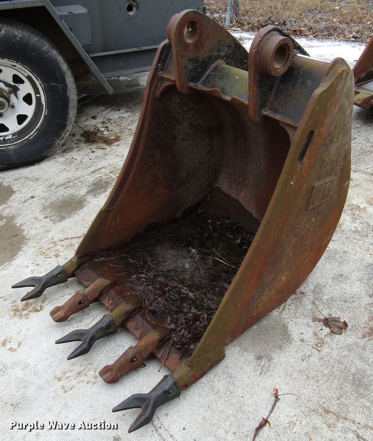 image for item DH8397 Caterpillar 24"W backhoe bucket
