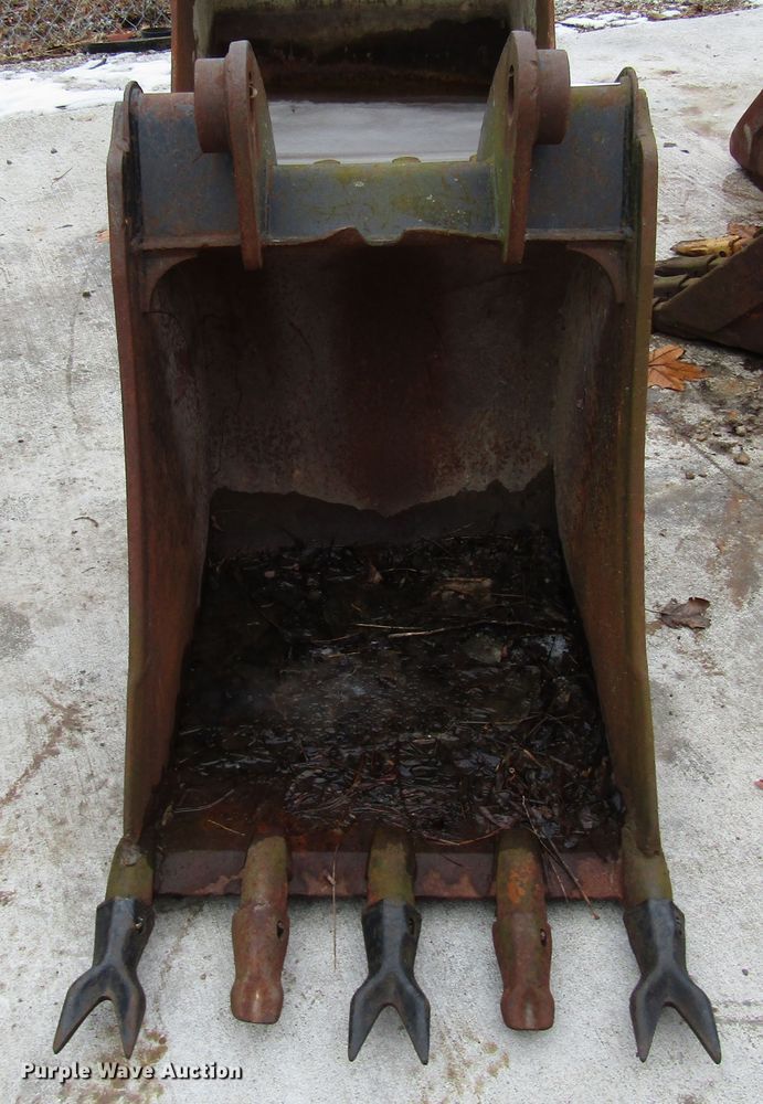image for item DH8397 Caterpillar 24"W backhoe bucket