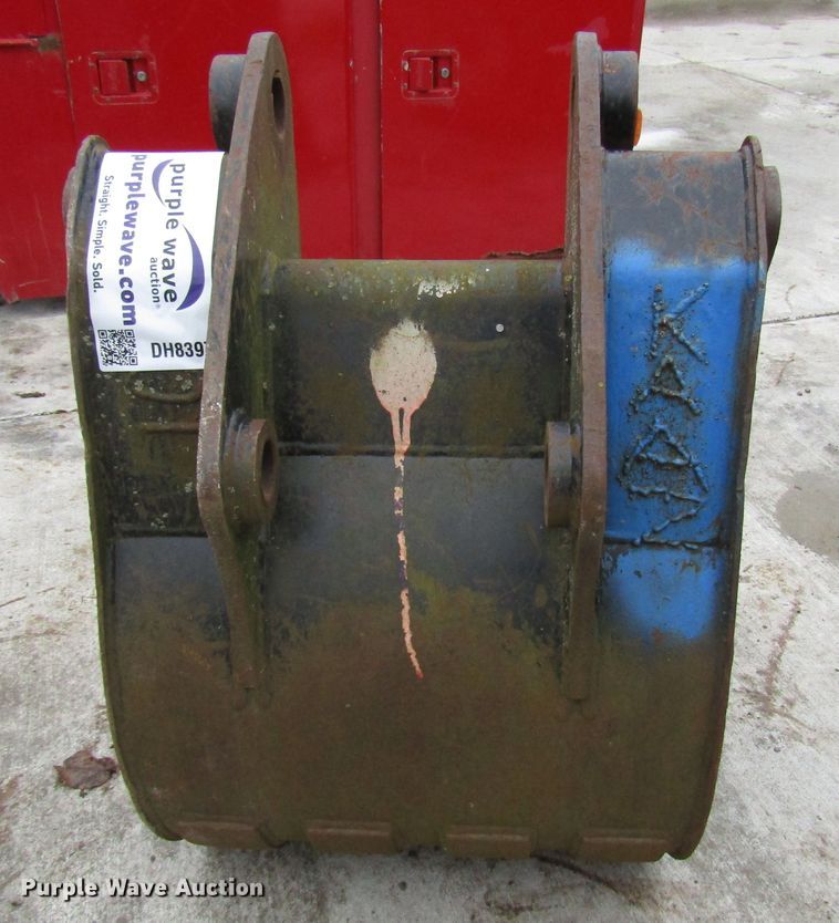 image for item DH8397 Caterpillar 24"W backhoe bucket